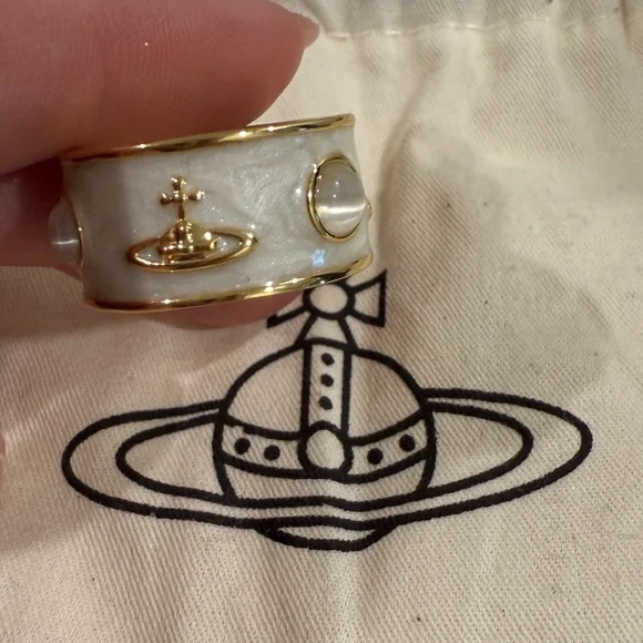 Vivienne Westwood King Ring in White Enamel - Picture 1 of 4